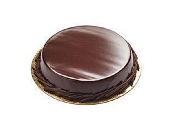 Glanzende pure chocoladetaart met chocoladekrullen langs de rand