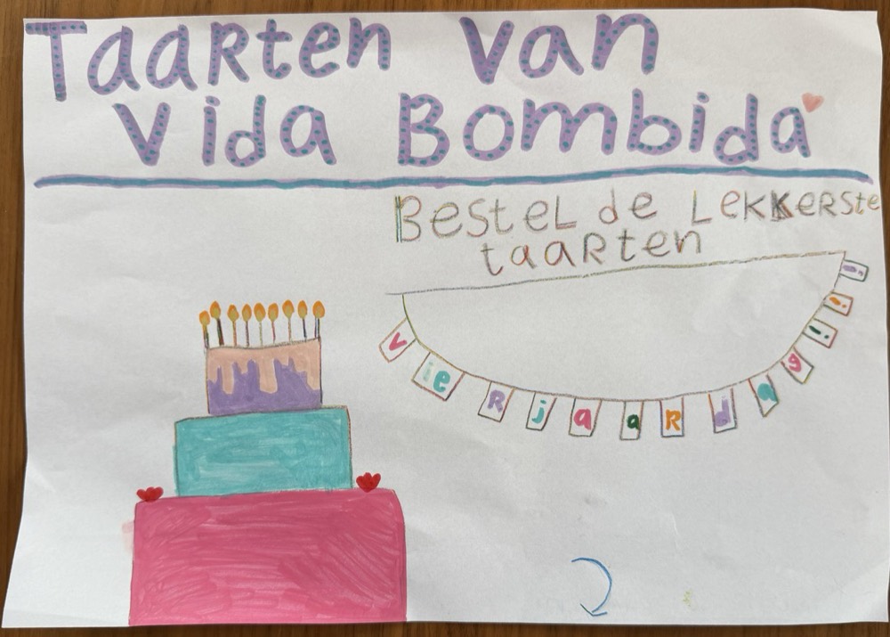 Vida's eigen tekening van de website: de titel Taarten van Vida Bombida, een taart met drie lagen en een slinger met verjaardag